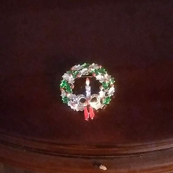 Christmas Wreath  Brooch - Picture 1 of 2
